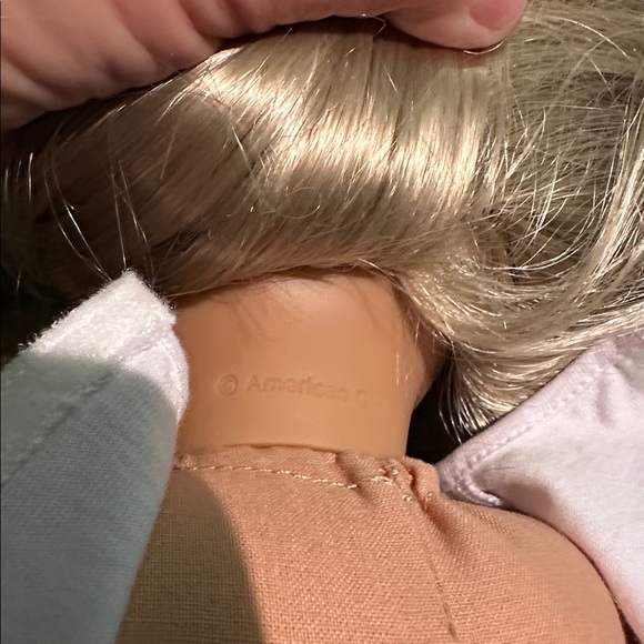 American Girl doll, blonde from 2017. Excellent condition. Flower child outfit - Picture 7 of 13